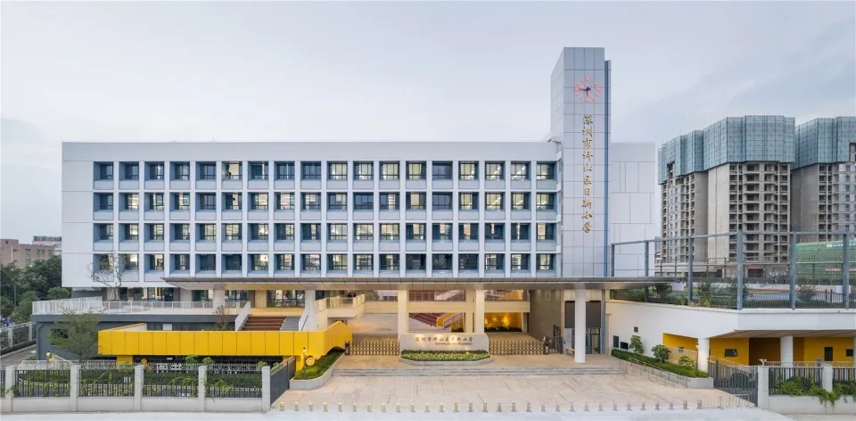 图片[3]-拥有抬升操场的校园（二十七）——环形秩序下的乐园式学校 - 深圳坪山区日新小学 申都设计集团有限公司深圳分公司 - 优集之狐-优集之狐