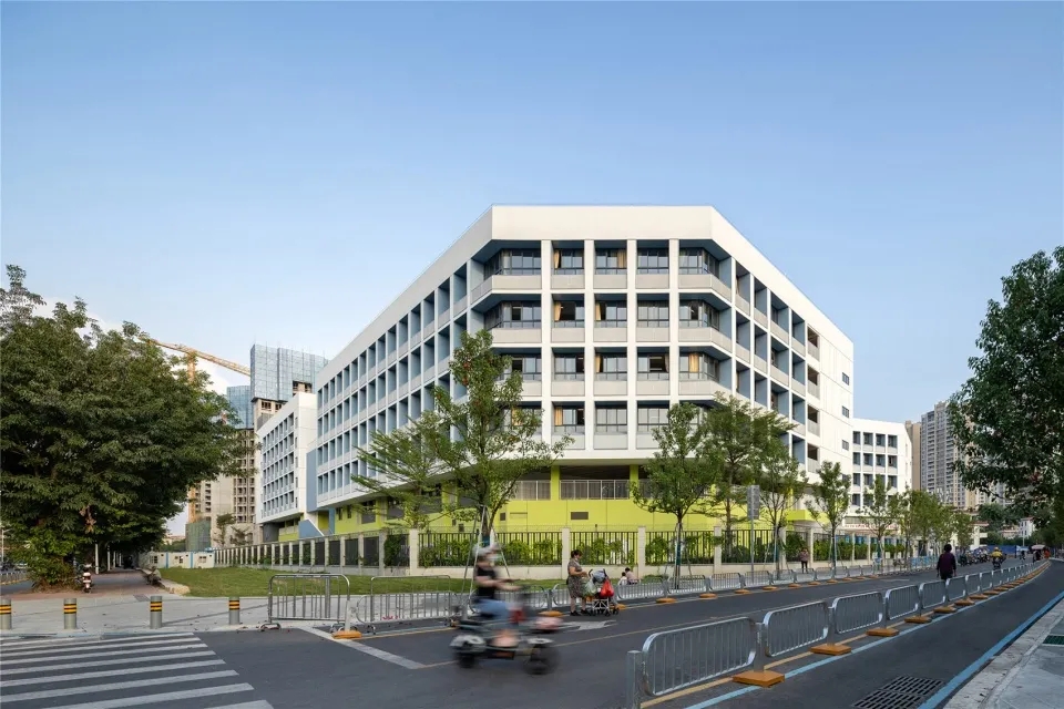 图片[4]-拥有抬升操场的校园（二十七）——环形秩序下的乐园式学校 - 深圳坪山区日新小学 申都设计集团有限公司深圳分公司 - 优集之狐-优集之狐