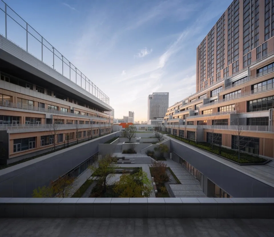 图片[5]-拥有抬升操场的校园（十三）——城市梦剧场 - 上海金鼎平和学校 c+d设计中心 - 优集之狐-优集之狐