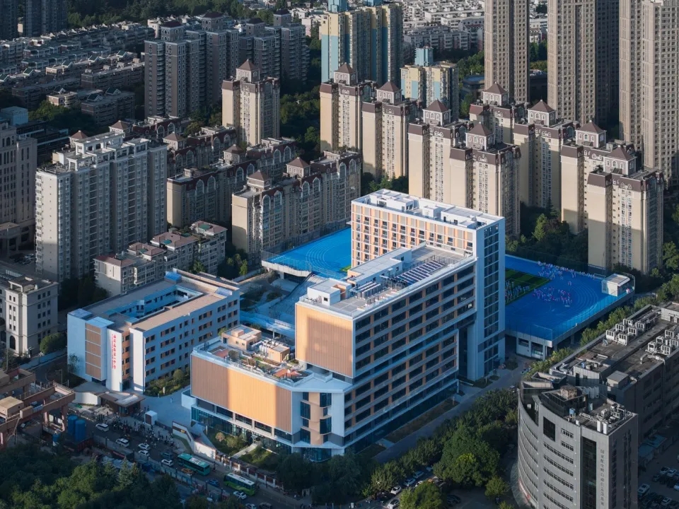拥有抬升操场的校园（十一）——西安高新第一中学（高中部）改扩建暨社会共享停车场建设项目 中国建筑西北设计研究院 - 优集之狐-优集之狐