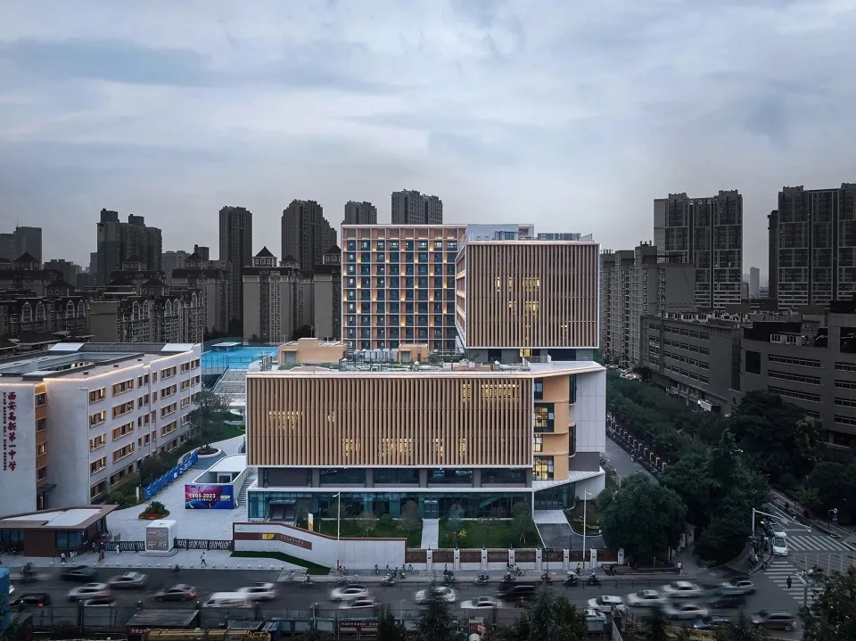 图片[2]-拥有抬升操场的校园（十一）——西安高新第一中学（高中部）改扩建暨社会共享停车场建设项目 中国建筑西北设计研究院 - 优集之狐-优集之狐