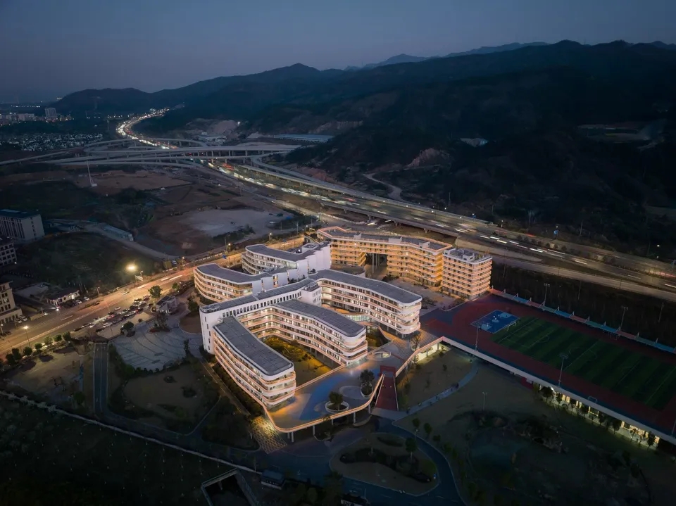 图片[17]-拥有抬升操场的校园（十）——因山设轴的艺术聚落 - 义乌市艺术学校新校区 浙江大学建筑设计研究院 - 优集之狐-优集之狐