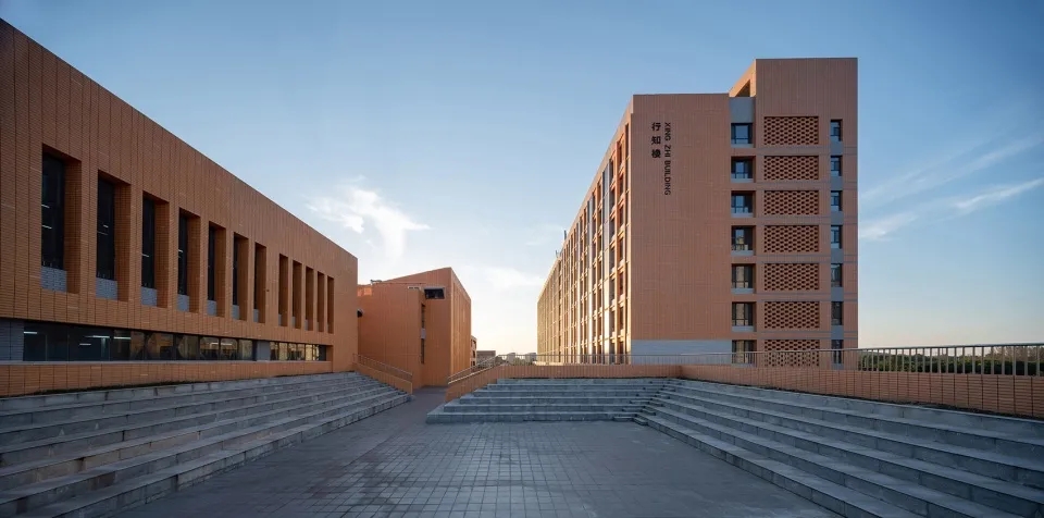 图片[17]-拥有抬升操场的校园（二）——穿街过坊，古韵校园 - 北大新世纪章丘实验学校 象外营造工作室 - 优集之狐-优集之狐