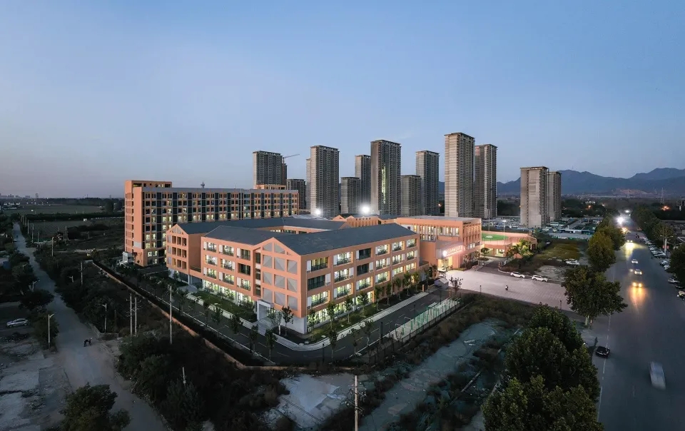 图片[3]-拥有抬升操场的校园（二）——穿街过坊，古韵校园 - 北大新世纪章丘实验学校 象外营造工作室 - 优集之狐-优集之狐